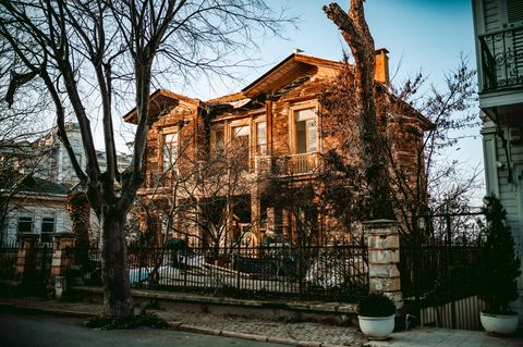 Почему клееный брус дороже каркаса и кирпича в Москве?