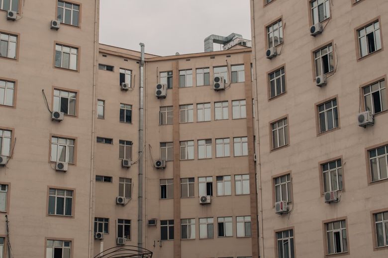 Как правильно рассчитать расстояние между внешним блоком и стеной?