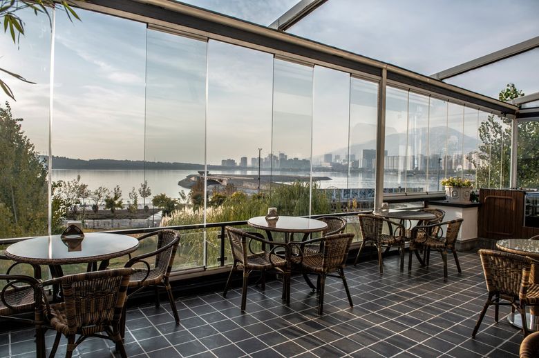 Какое остекление выбрать для круглогодичной террасы?